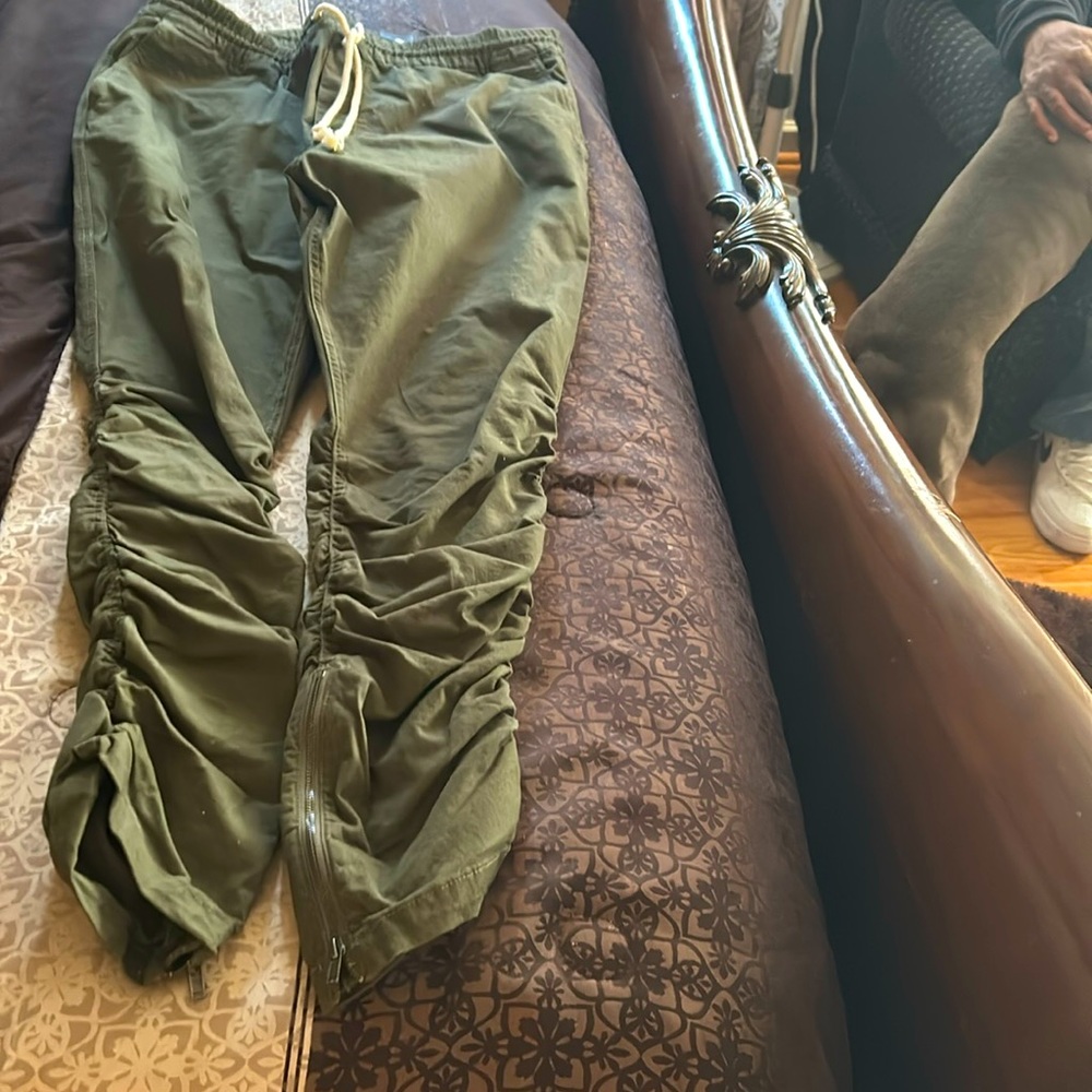 Scrunched pants with elastic